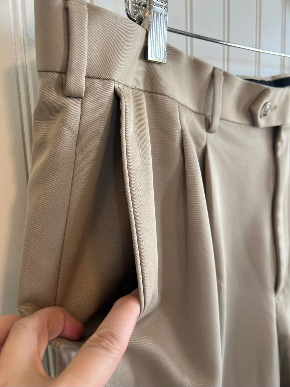 Roundtree & Yorke Men's Pleated Dress Pants in Khaki Tan